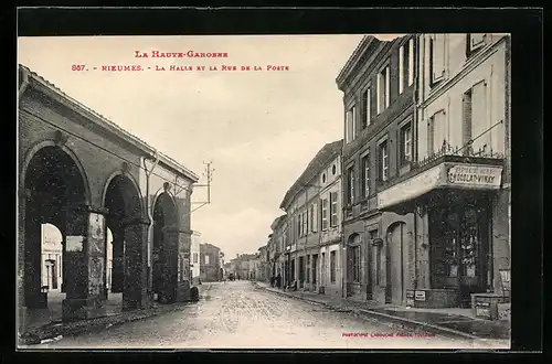 AK Rieumes, La Halle et la Rue de la Poste