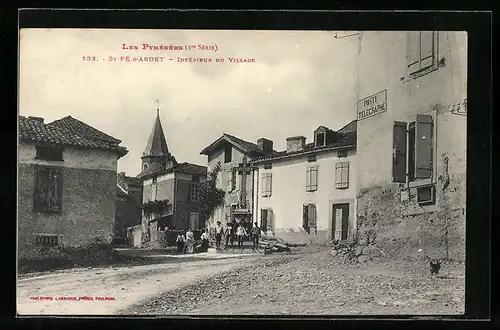 AK St-Pé d`Ardet, Intérieur du Village