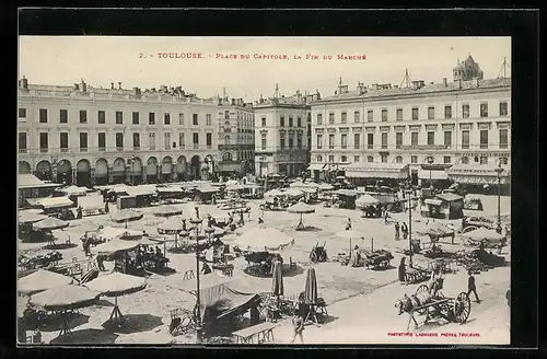 AK Toulouse, La Place du Capitole a la Fin du Marche