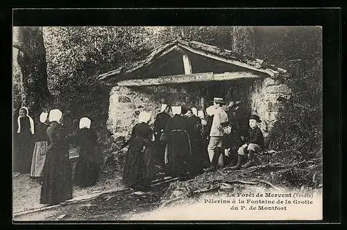 AK La Forêt de Mervent, Pèlerins à la Fontaine de la Grotte, Pilger