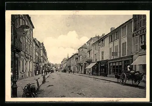 AK Fontenay-le-Comte, Perspective de la Rue de la République, Strassenpartie