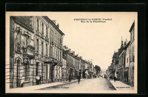 AK Fontenay-le-Comte, Rue de la Répubique, Strassenpartie