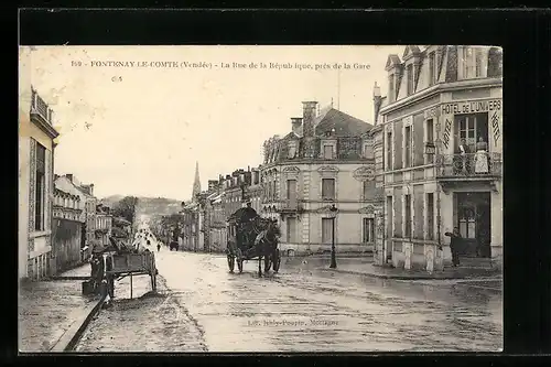 AK Fontenay-le-Comte, La Rue de la République prés de la Gare, Strassenpartie