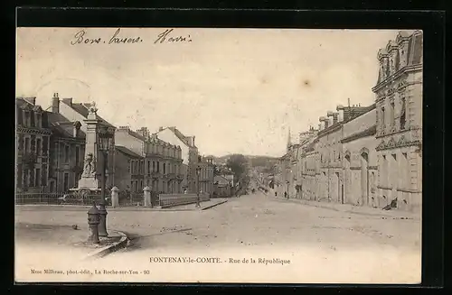 AK Fontenay-le-Comte, Rue de la République, Strassenpartie