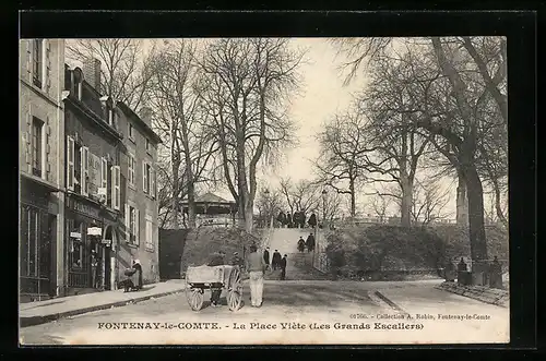 AK Fontenay-le-Comte, La Place Viète, Les Grands Escaliers