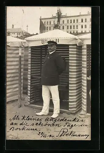 AK Borkum, Herr im Anzug am Strand