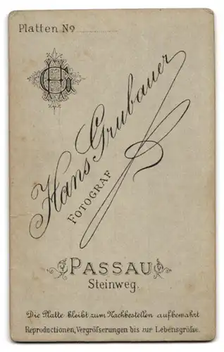 Fotografie Hans Grubauer, Passau, Steinweg, Junge Dame mit Zwicker und Stirnlocken im Sonntagskleid