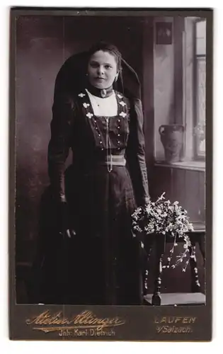 Fotografie K. Dietrich, Laufen /Salzach, Junges Mädchen im Festtagskleid an einem Fenster