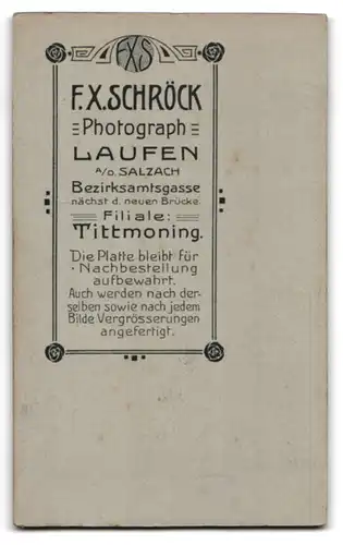 Fotografie F. X. Schröck, Laufen /Salzach, Bezirksamtsgasse, Junge Dame in gegürtetem Rock und eleganter Bluse