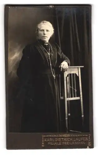Fotografie Karl Dietrich, Laufen /Salzach, Dame mit ergrauten Haaren im Sonntagsstaat