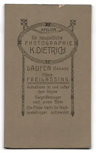 Fotografie Karl Dietrich, Laufen /Salzach, Junge Dame im Bordüren-Samtkleid vor Landschaftskulisse