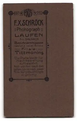 Fotografie F. X. Schröck, Laufen /Salzach, Bezirksamtsgasse, Junge Dame mit Halskette und Blumen im Sonntagskleid