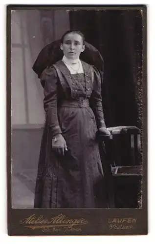 Fotografie Karl Dietrich, Laufen /Salzach, Junge Dame mit zurückgekämmten Haaren im taillierten Sonntagskleid