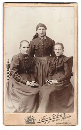 Fotografie Franz Werner, München, Schwanthalerstrasse 1, Frau mit Kopftuch mit zwei jungen Damen in Sonntagskleidern