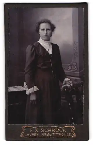 Fotografie F. X. Schröck, Laufen /Salzach, Bezirksamtsgasse, Junge Dame im eleganten Kleid mit Rüschenärmeln