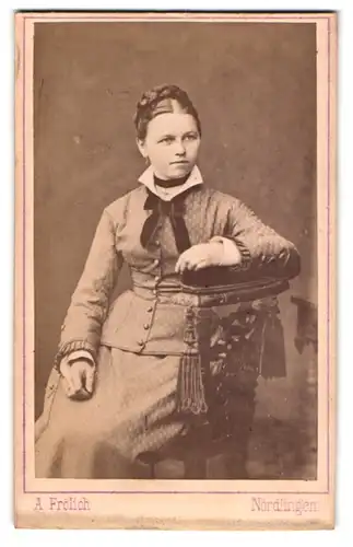 Fotografie A. Fröhlich, Nördlingen, Elegante junge Dame mit Flechtfrisur und Samtschleife