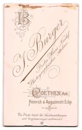 Fotografie J. Burge, Coethen /Anh., Heinrich- u. Augustenstrasse, Kleinkind im Rüschenkleid mit Spitzenkragen