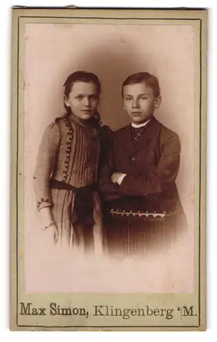 Fotografie Max Simon, Klingenberg a. M., Zwei Geschwister in feinen Kleidern
