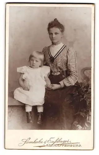 Fotografie Samhaber & Ensslinger, Aschaffenburg, Stolze Mutter mit ihrem Kindchen an Weihnachten 1901
