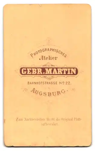 Fotografie Gebr. Martin, Augsburg, Bahnhofstrasse 22, Junger Mann mit Flieg im Anzug