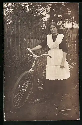 AK Dienstmädchen im Kittel mit Fahrrad