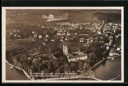 AK Friedrichshafen a. B., Ortsansicht mit Schloss im Vordergrund, Zeppelin vor der Werkshalle