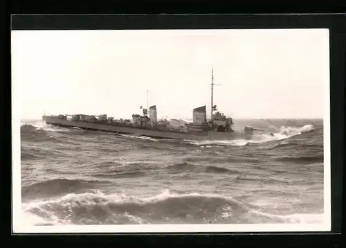 AK Kriegsschiff in stürmischer See