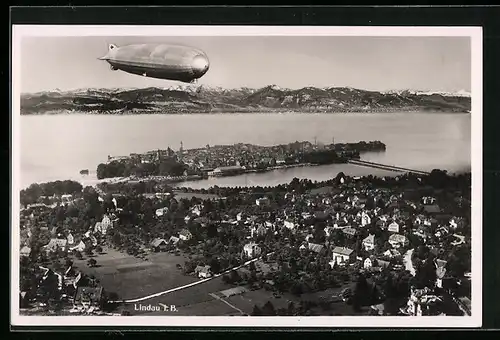 AK Lindau i.B., Flug eines Zeppelins über die Stadt