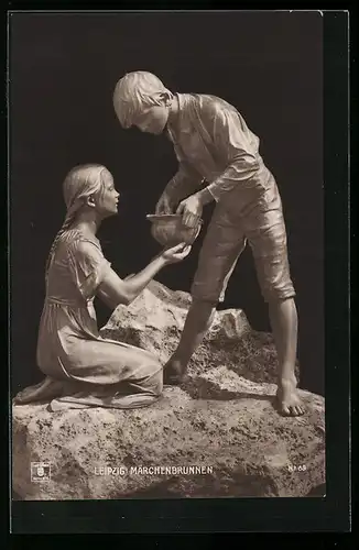 AK Leipzig, Märchenbrunnen, Skulptur zweier Kinder mit Beutel, Brunnenfiguren