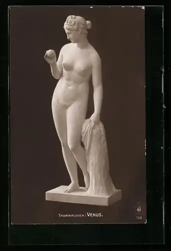 AK Venus, nackte Frau hält einen Apfel in der Hand, Plastik