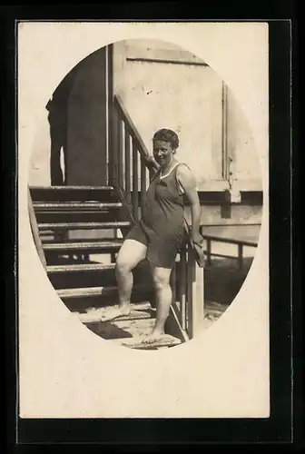 AK Frau in Bademode steht auf einer Treppe