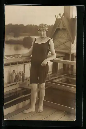 AK Frau im Badeanzug und mit Badekappe