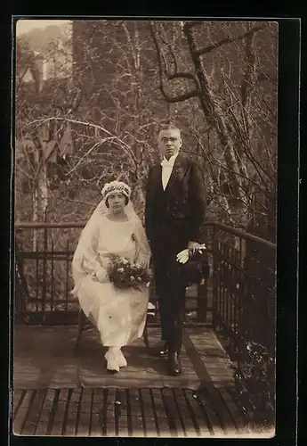 AK Paar am Tag ihrer Hochzeit, Die neugebackene Braut schaut etwas unglücklich