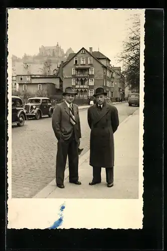 Foto-AK Marburg, Zwei Herren in Anzug und Krawatte, Autos