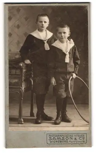 Fotografie Samson & Co., Würzburg, Marktplatz 15, Zwei Brüder in Matrosendress mit Spielreif