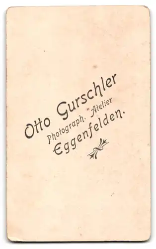 Fotografie Otto Gurschler, Eggenfelden, Bahnhofstrasse, Kleinkind im Kleidchen auf einem Sitz