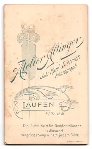 Fotografie Atelier Altinger, Laufen /Salzach, Rauchender junger Herr mit Hut