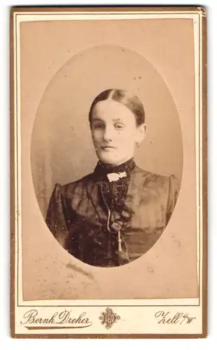 Fotografie Bernh. Dreher, Zell i. W., Bürgerliches Fräulein mit streng gescheiteltem Haar im Kleid