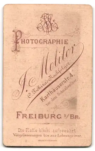 Fotografie J. Molitor, Freiburg i. Br., Karthäuserstrasse 4, Bürgerliche Dame im schlichten Kleid mit gescheiteltem Haar