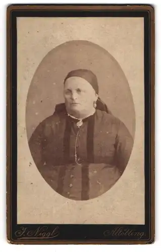 Fotografie J. Niggl, Altötting, Bürgerliche Matrone mit Kopftuch und Ohrringen
