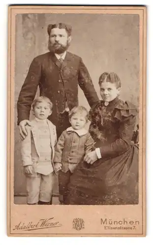 Fotografie Adalbert Werner, München, Elisenstrasse 7, Bürgerliche Familie im Sonntagsstaat