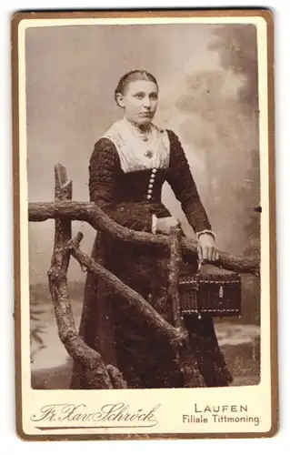 Fotografie Fr. Xaver Schröck, Laufen, Bezirksamtsgasse, Bürgerliches Fräulein mit geflochtenem Körbchen