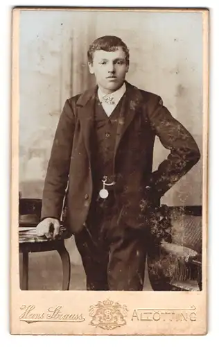 Fotografie Hans Straus, Altötting, Schlotthammerstrasse 1, Junge im Anzug mit Taschenuhr