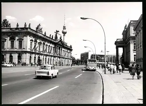 12 Fotografien Ansicht Berlin (DDR), Palast der Republik, Weltzeituhr Alexanderplatz, Fernsehturm, Trabbi, Wartburg