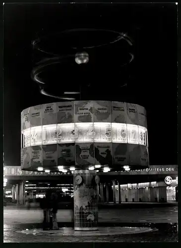 12 Fotografien Ansicht Berlin (DDR), Palast der Republik, Weltzeituhr Alexanderplatz, Fernsehturm, Trabbi, Wartburg