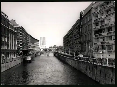 12 Fotografien Ansicht Berlin (DDR), Palast der Republik, Weltzeituhr Alexanderplatz, Fernsehturm, Trabbi, Wartburg