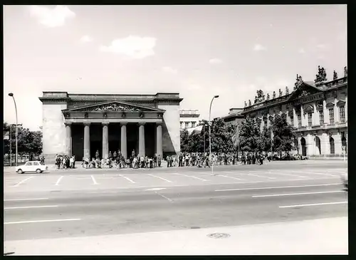 12 Fotografien Ansicht Berlin (DDR), Palast der Republik, Weltzeituhr Alexanderplatz, Fernsehturm, Trabbi, Wartburg