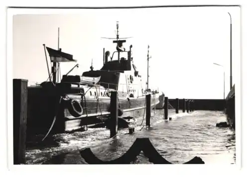 3 Fotografien Küstenwach-, Sicherungs- und Schulboote der Marine (Bundeswehr), FL 10, FL 9 bei Sturmflut 1962