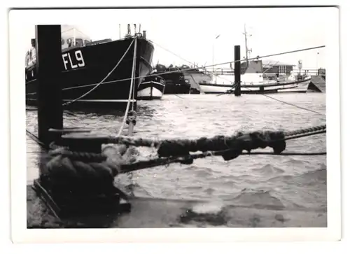 3 Fotografien Küstenwach-, Sicherungs- und Schulboote der Marine (Bundeswehr), FL 10, FL 9 bei Sturmflut 1962