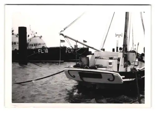 3 Fotografien Küstenwach-, Sicherungs- und Schulboote der Marine (Bundeswehr), FL 10, FL 9 bei Sturmflut 1962